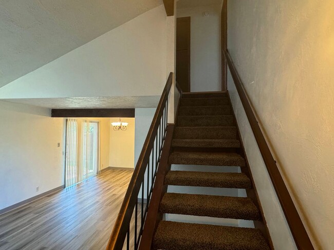 Building Photo - 2 Bedroom Duplex in Southwest Eugene