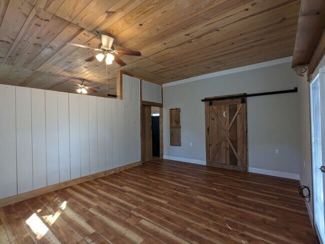 Building Photo - 193 S Valley Dr