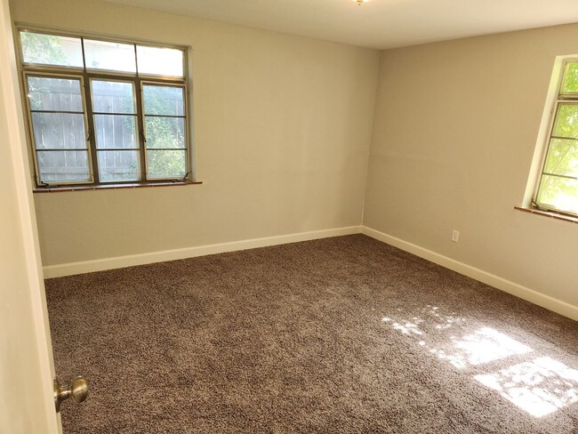 Building Photo - Near Patty Jewett Golf Course!