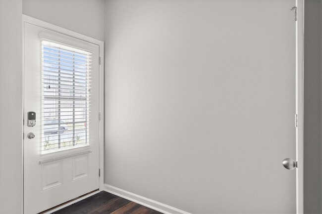 Building Photo - 4 bed / 2.5 bath in Gainesville! Retreat a...