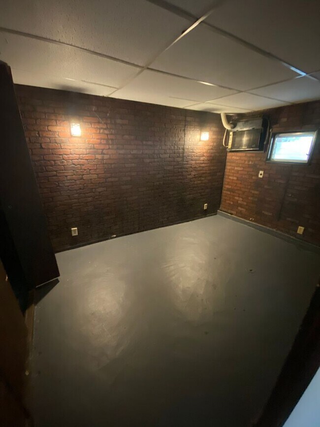 Building Photo - 3b1.5b Row House with Deck near Torresdale ave Available Now