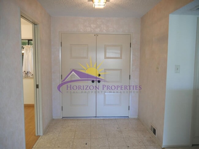 Building Photo - Bright 3 Bed 2 Bath 1,866sqft Carmichael Home with Pool