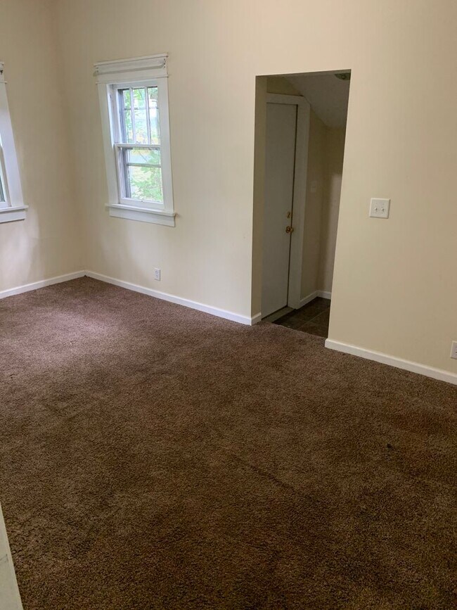 Building Photo - 5 bedroom Available!!  ***AUG 2027*** 5 bed, 3 bath Near Kirkwood!