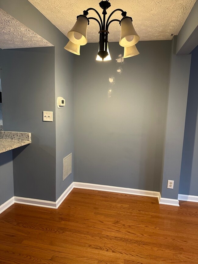 Building Photo - 8018 Grandview Ct