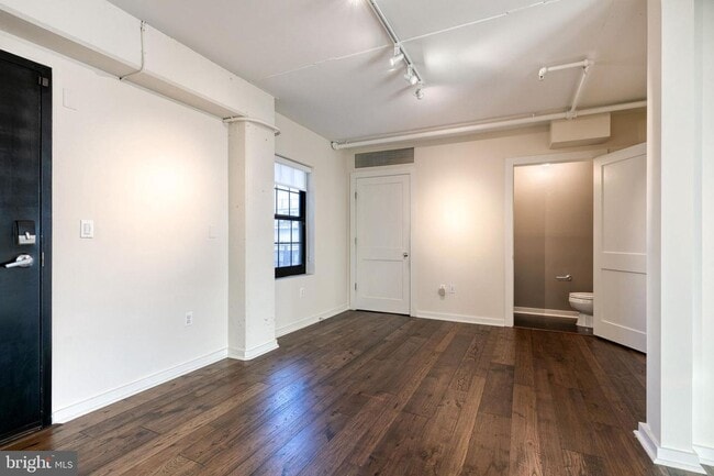 Building Photo - Live in luxury in the heart of Baltimore's esteemed Little Italy neighborhood!