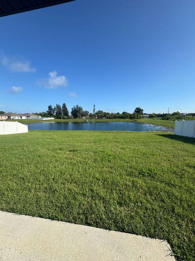 Building Photo - "Spacious 4-Bed Oasis with 2.5 Baths on Ra...