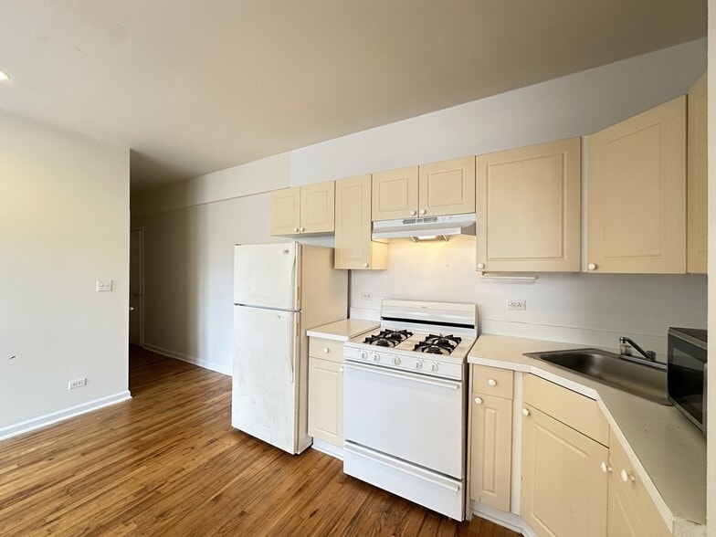 Building Photo - 909 W Dakin St
