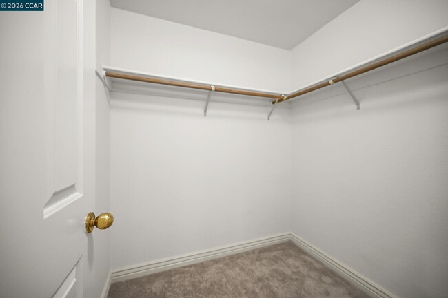Building Photo - 5022 Lakeview Dr