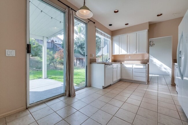 Building Photo - Discovery Hills Home with Spacious Yard an...