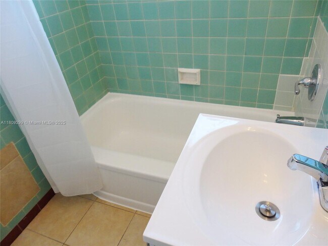 Building Photo - 4740 Pine Tree Dr
