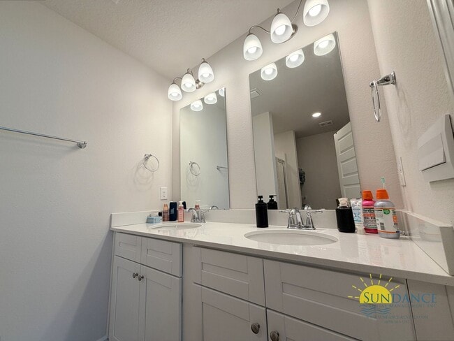 Building Photo - Stunning 3 Bedroom Townhouse in Brittany Oaks!