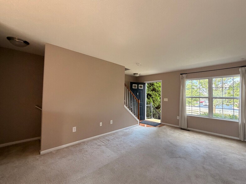 Building Photo - 717 Lazelle Rd