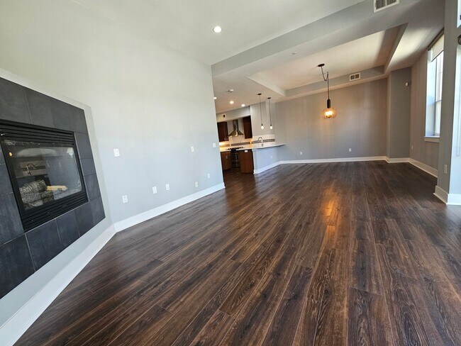 Building Photo - Congress Park High Rise Living! Huge Main Floor 2 Bed 2 Bath