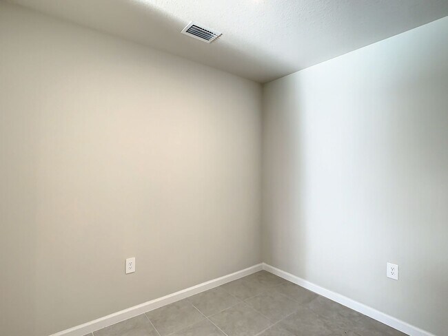 Building Photo - Villa Home in West Port - 3/2/2 close to s...