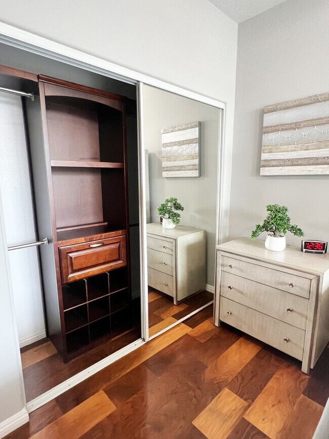 Building Photo - Beautiful 1 Bed/1 Bath Fully Furnished Lig...