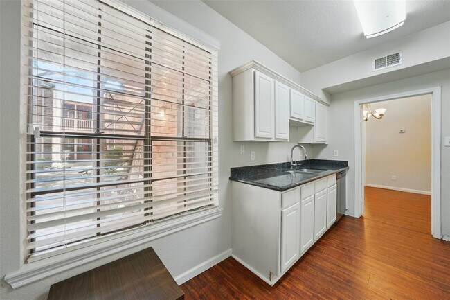 Building Photo - 2255 Braeswood Park Dr