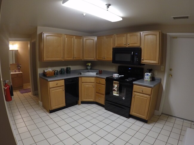 Building Photo - 904 South St