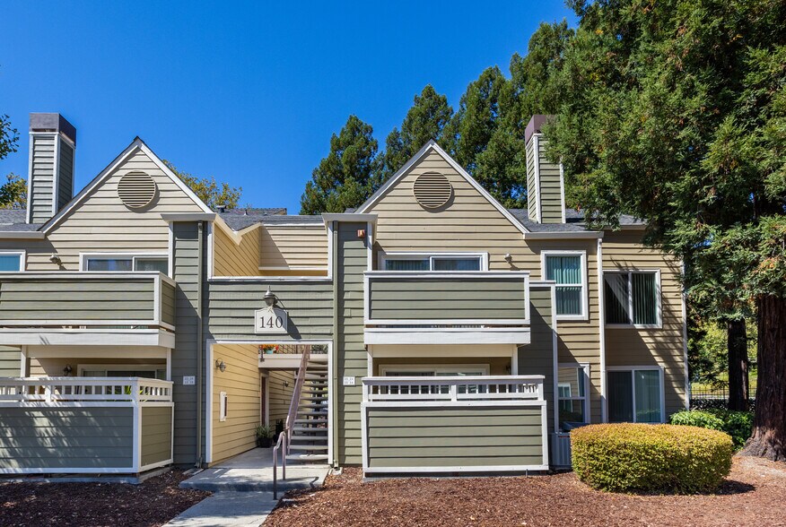 Building Photo - 140 Reflections Dr