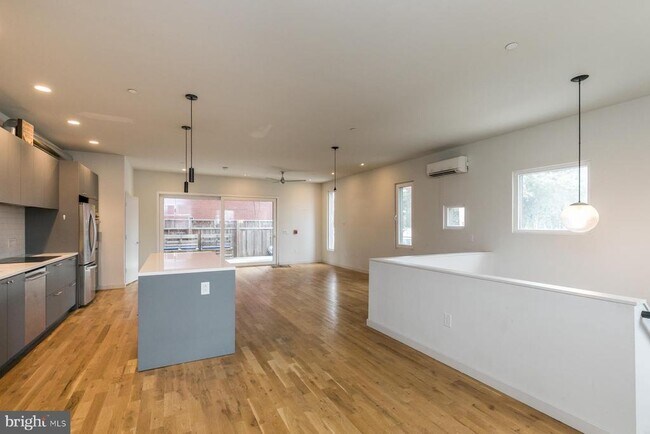 Building Photo - 2328 Memphis St