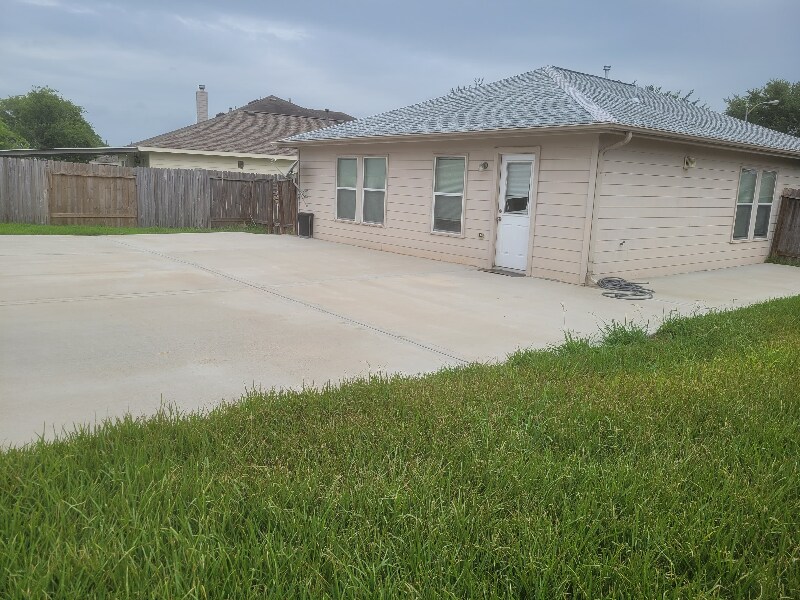 Building Photo - 7907 Crescent Village Ln