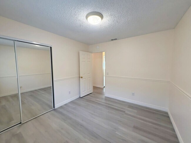 Building Photo - Beautiful Home in a Cul-de sac