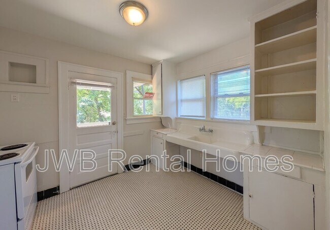 Building Photo - 2022 Dellwood Ave