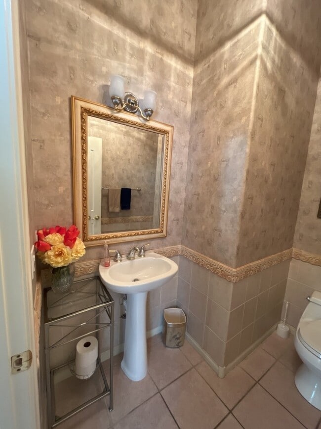 Building Photo - Beautiful 3 bedroom home with pool located in Castle Gate Community