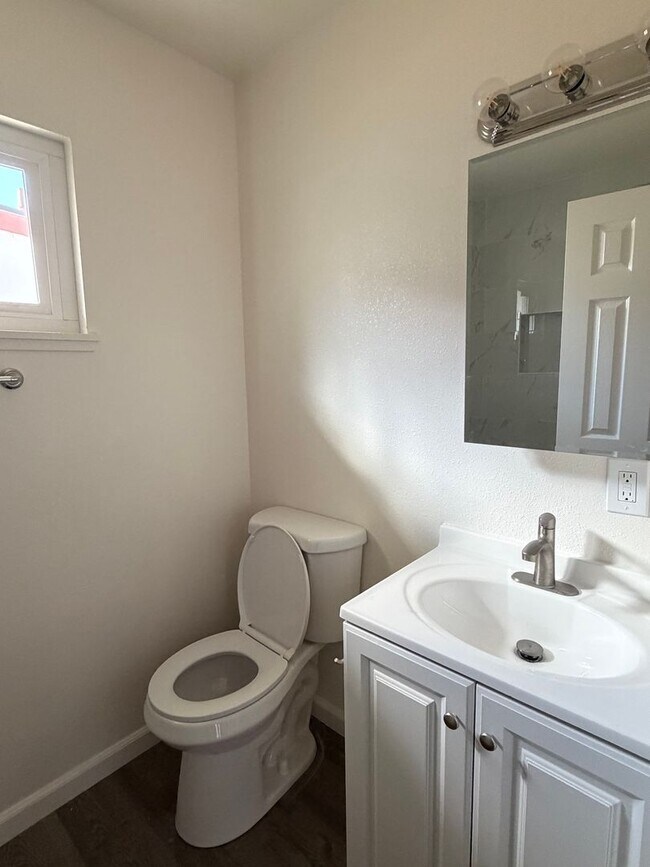 Building Photo - G43100E