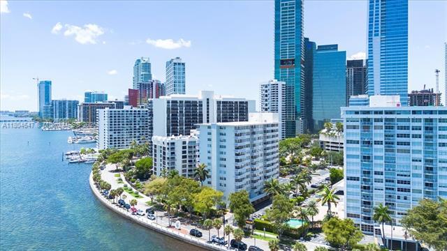 Building Photo - 1430 Brickell Bay Dr