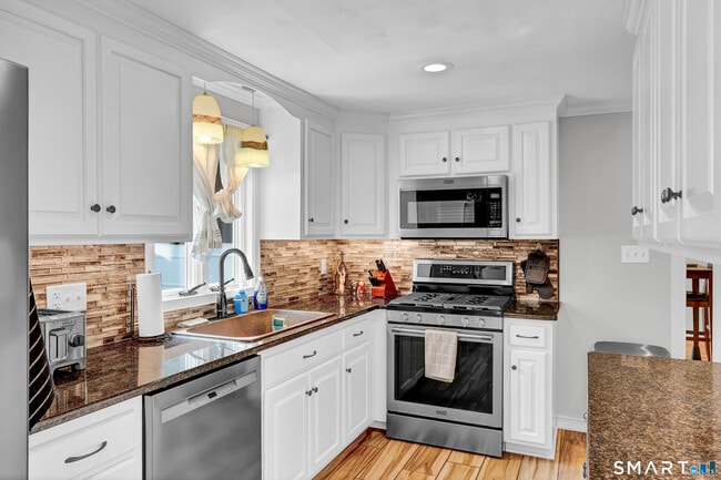 Building Photo - 75 Glenwood Dr