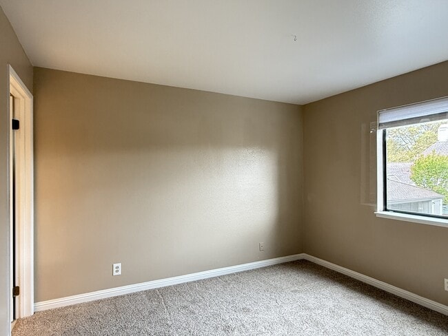 Building Photo - 77 Village Cir