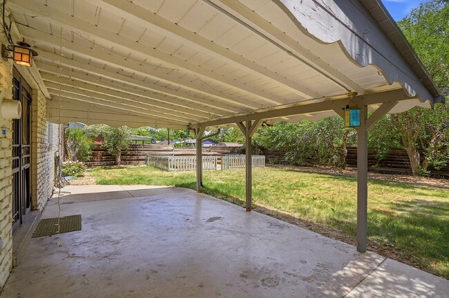 Building Photo - $2,740.95, 4 Beds - 1 Bath, Single Family Home in Denver with Washer and Dryer!