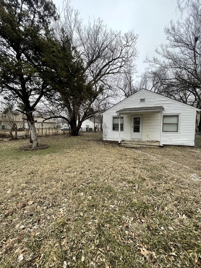 Building Photo - "Charming 3-Bed Home with Gleaming Hardwood Floors in Prime Wichita Location!"  Hurry! Limited-Ti...