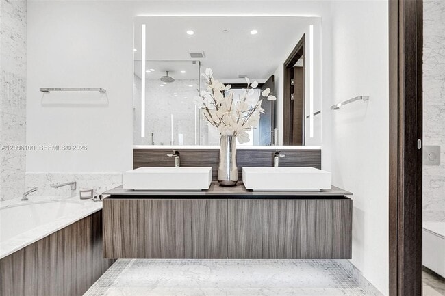 Building Photo - 1000 Brickell Plaza