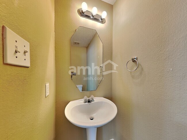 Building Photo - 1411 Plateau Dr