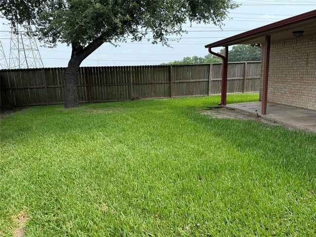 Building Photo - 702 Omega Cir