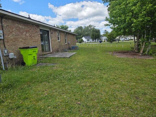 Building Photo - 4 Bedroom house with bonus room and large yard.