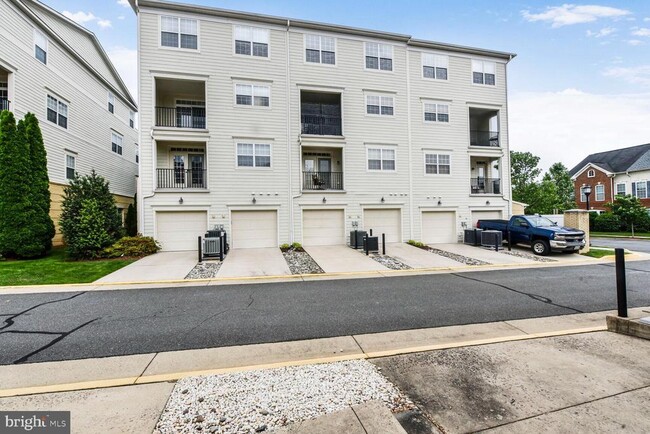 Building Photo - 43590 Hampshire Crossing Square