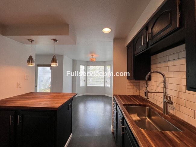 Building Photo - Stylish and Updated Newport Crest Condo