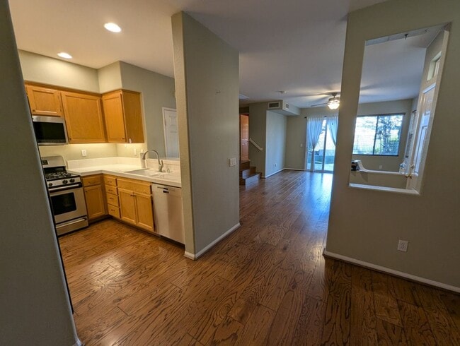 Building Photo - 3 Bedroom - 2.5 Bathroom Townhome in Scrip...