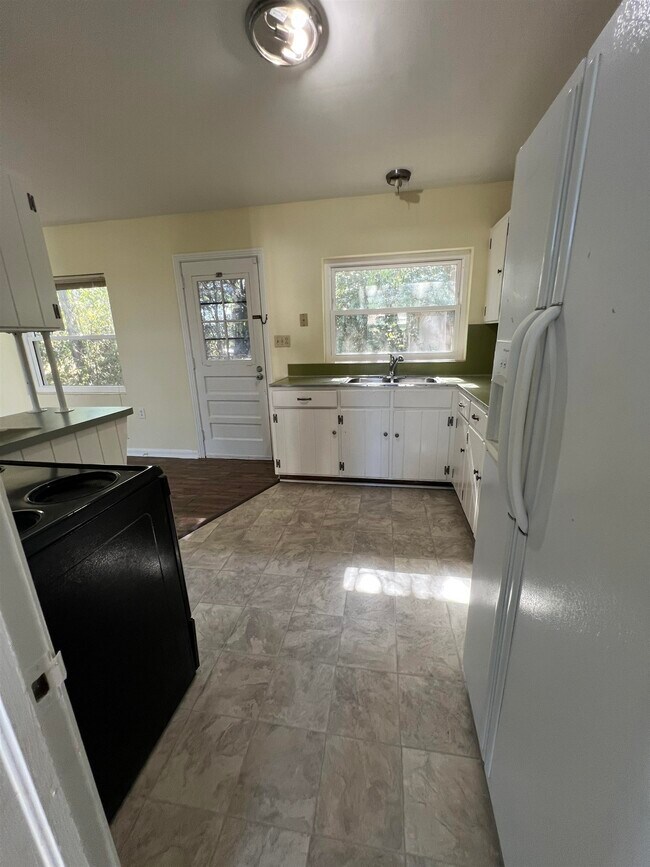 Building Photo - 2002 Chowkeebin Nene