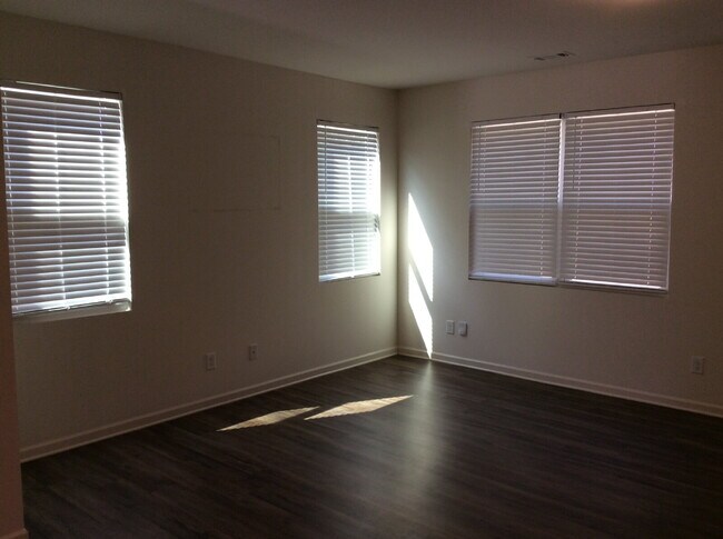 Building Photo - Newer Decatur Townhome