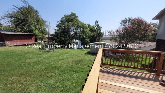 Building Photo - 106 Oak St