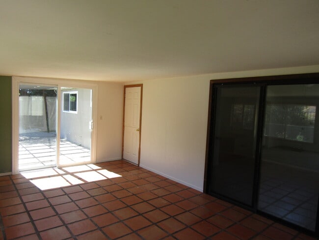 Building Photo - 1654 Calle Nueve