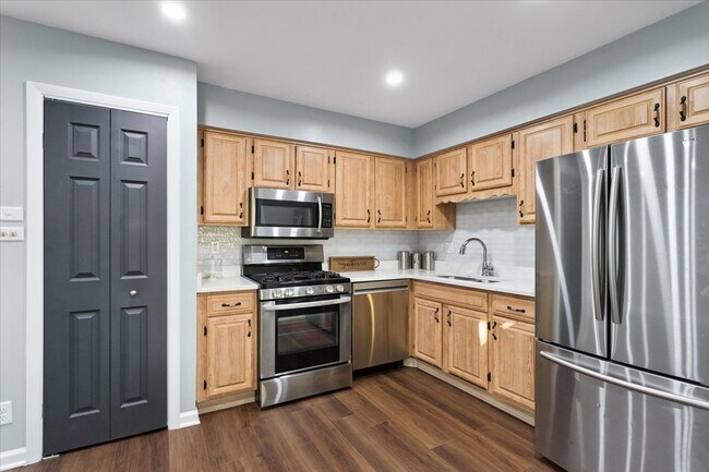 Building Photo - 809 Oakton Ave