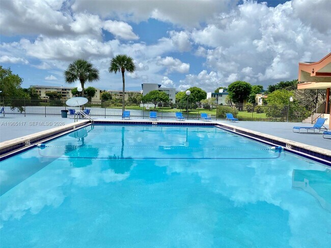 Building Photo - 8897 Fontainebleau Blvd