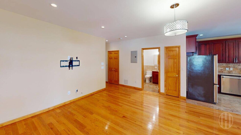 Building Photo - 400 E 78th St