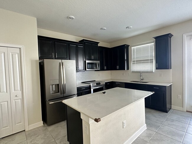 Building Photo - 4 Bed 3.5 Bath Townhouse In Storey Lake