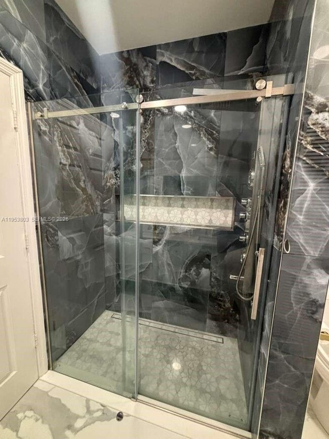 Building Photo - 2733 NE 3rd Ct