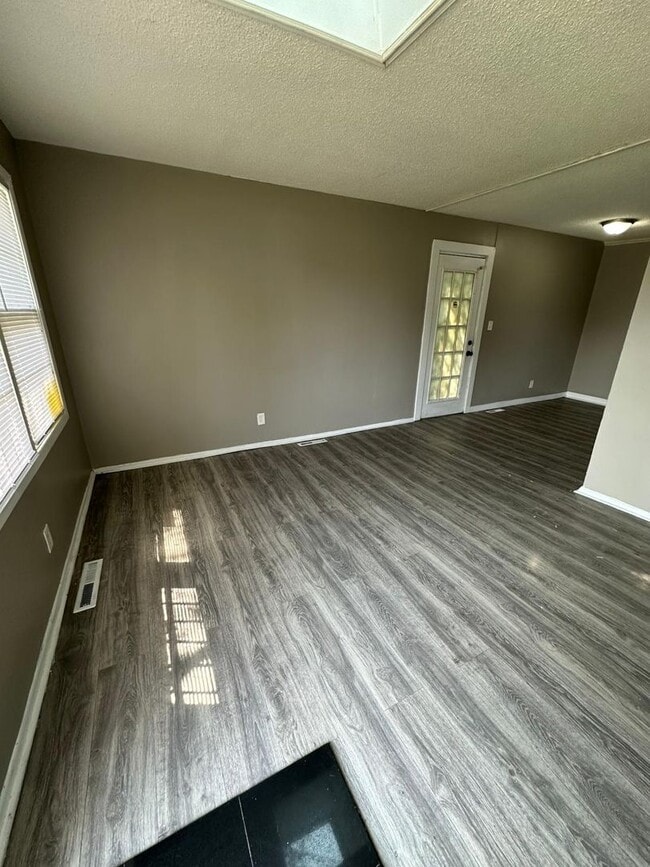 Building Photo - 3 bedroom 1 bath